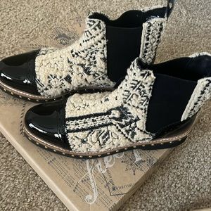 Atlas Chelsea Boot. Beige/black . Never worn